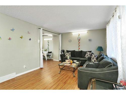 D2-35 Nash Street, Red Deer, AB - Indoor Photo Showing Living Room