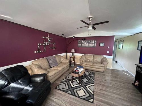 240080 Township Road 422, Rural Ponoka County, AB - Indoor Photo Showing Living Room