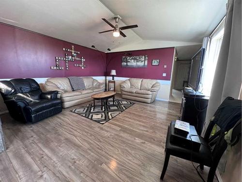 240080 Township Road 422, Rural Ponoka County, AB - Indoor Photo Showing Living Room