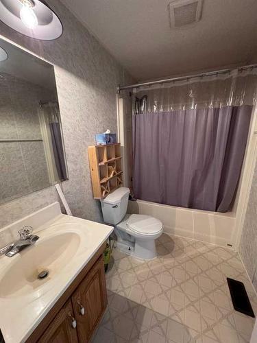 240080 Township Road 422, Rural Ponoka County, AB - Indoor Photo Showing Bathroom