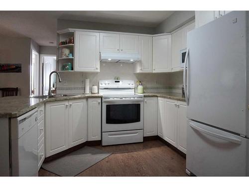 16B-32 Daines Avenue, Red Deer, AB - Indoor Photo Showing Kitchen