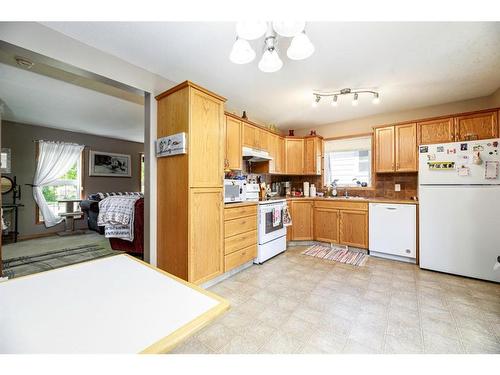 5219 52 Street, Lacombe, AB - Indoor Photo Showing Kitchen