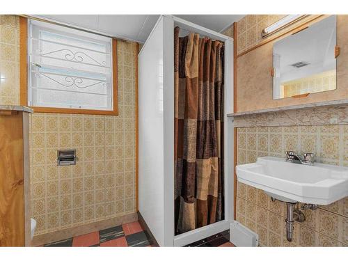 4401 40A Avenue, Red Deer, AB - Indoor Photo Showing Bathroom