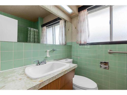 4401 40A Avenue, Red Deer, AB - Indoor Photo Showing Bathroom
