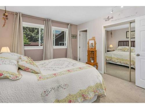 20 Hill Crescent, Red Deer, AB - Indoor Photo Showing Bedroom