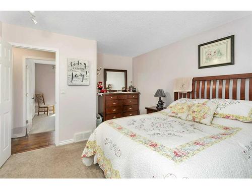 20 Hill Crescent, Red Deer, AB - Indoor Photo Showing Bedroom