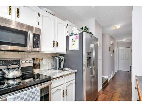 20 Hill Crescent, Red Deer, AB - Indoor Photo Showing Kitchen