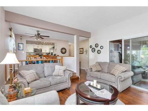 20 Hill Crescent, Red Deer, AB - Indoor Photo Showing Living Room