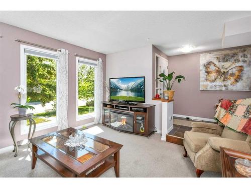 20 Hill Crescent, Red Deer, AB - Indoor Photo Showing Living Room
