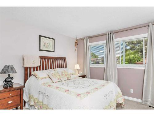 20 Hill Crescent, Red Deer, AB - Indoor Photo Showing Bedroom