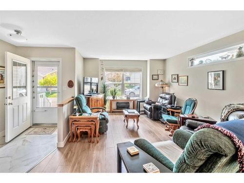 19-51 Carpenter Street, Red Deer, AB - Indoor Photo Showing Living Room