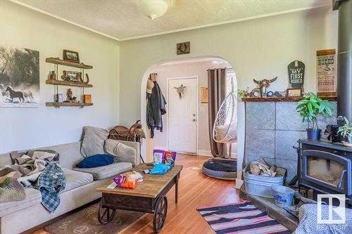 49206 Rge Rd 13, Thorsby, AB - Indoor Photo Showing Living Room