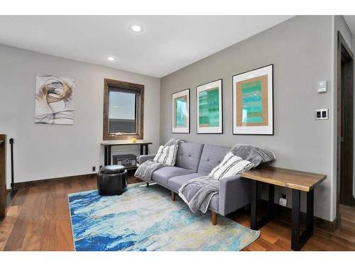 5012 38 Street, Sylvan Lake, AB - Indoor Photo Showing Living Room