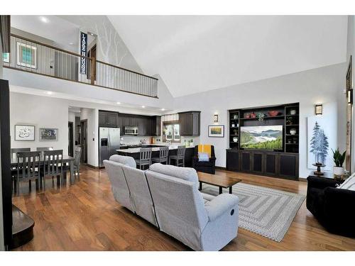 5012 38 Street, Sylvan Lake, AB - Indoor Photo Showing Living Room