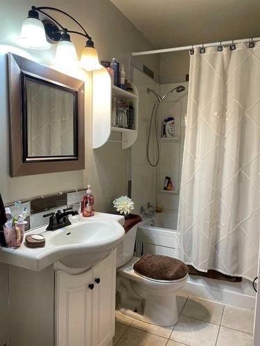 4714 Norfolk Avenue, Coronation, AB - Indoor Photo Showing Bathroom