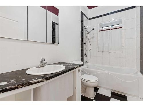 4602 51 Street, Forestburg, AB - Indoor Photo Showing Bathroom