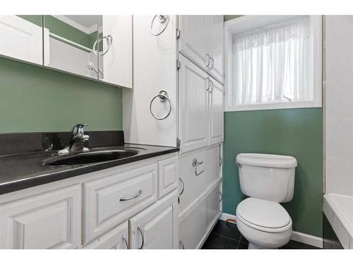 4602 51 Street, Forestburg, AB - Indoor Photo Showing Bathroom