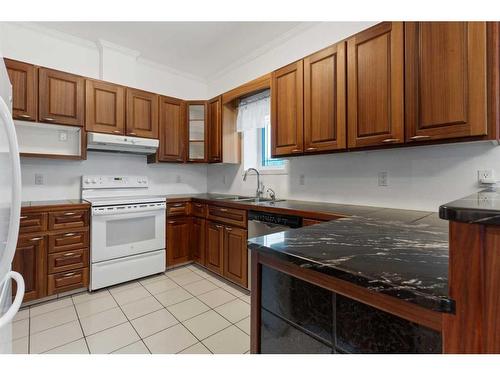 4602 51 Street, Forestburg, AB - Indoor Photo Showing Kitchen With Double Sink