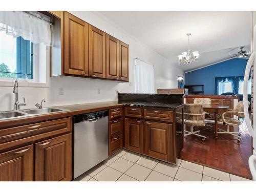 4602 51 Street, Forestburg, AB - Indoor Photo Showing Kitchen With Double Sink