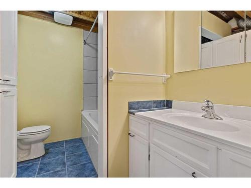 4602 51 Street, Forestburg, AB - Indoor Photo Showing Bathroom