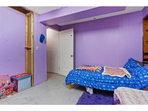 4416 50 Street, Forestburg, AB - Indoor Photo Showing Bedroom