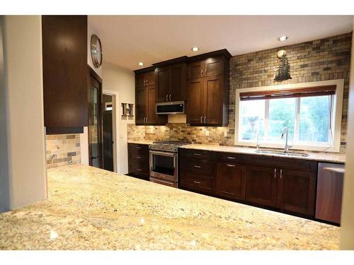 32015 292 Avenue East, De Winton, AB - Indoor Photo Showing Kitchen With Upgraded Kitchen