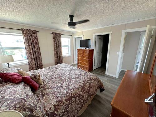 66 Sunnyside Crescent, Rural Ponoka County, AB - Indoor Photo Showing Bedroom