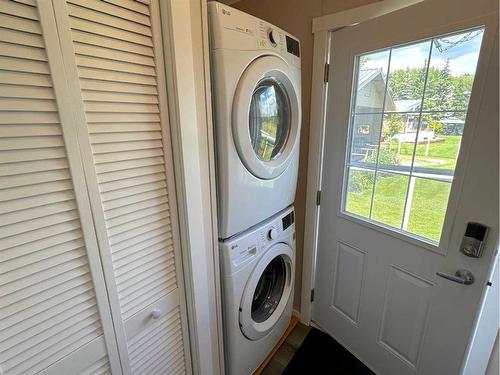 66 Sunnyside Crescent, Rural Ponoka County, AB - Indoor Photo Showing Laundry Room