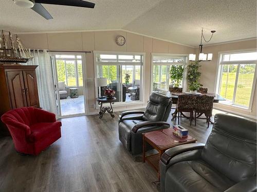 66 Sunnyside Crescent, Rural Ponoka County, AB - Indoor Photo Showing Living Room