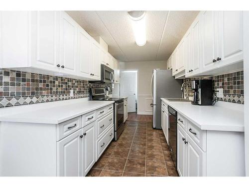 204-4522 47A Avenue, Red Deer, AB - Indoor Photo Showing Kitchen