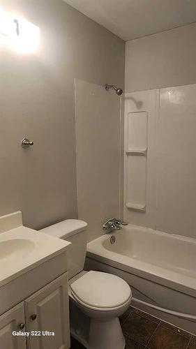 18-6020 59 Avenue, Red Deer, AB - Indoor Photo Showing Bathroom
