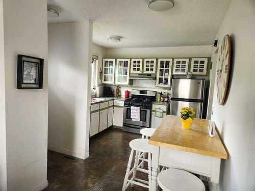 511 Queen Alexandra Way Se, Calgary, AB - Indoor Photo Showing Kitchen