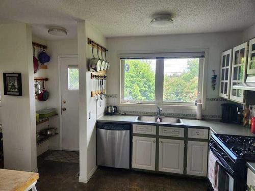 511 Queen Alexandra Way Se, Calgary, AB - Indoor Photo Showing Kitchen With Double Sink