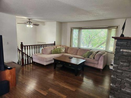 511 Queen Alexandra Way Se, Calgary, AB - Indoor Photo Showing Living Room