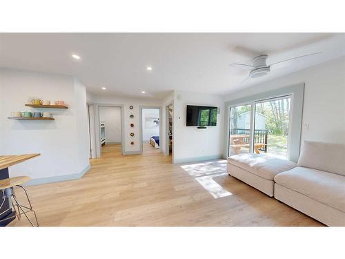 17 1 Street, White Sands, AB - Indoor Photo Showing Living Room