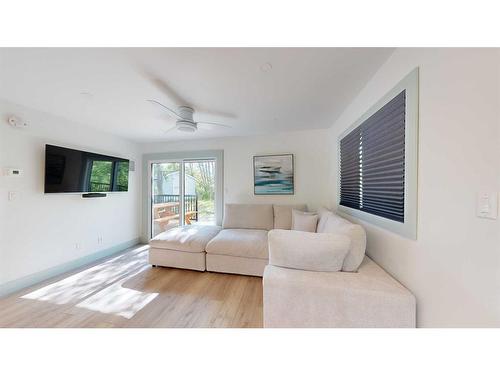 17 1 Street, White Sands, AB - Indoor Photo Showing Living Room