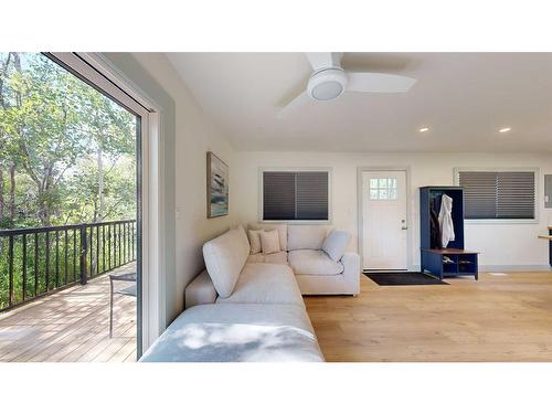 17 1 Street, White Sands, AB - Indoor Photo Showing Living Room