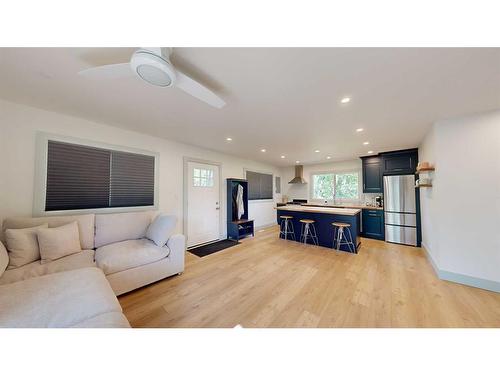 17 1 Street, White Sands, AB - Indoor Photo Showing Living Room