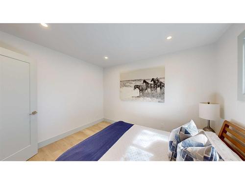 17 1 Street, White Sands, AB - Indoor Photo Showing Bedroom