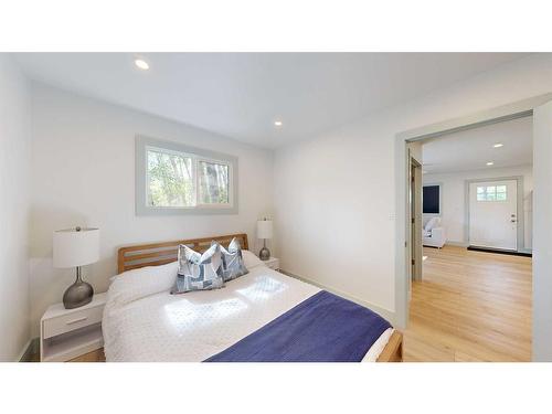 17 1 Street, White Sands, AB - Indoor Photo Showing Bedroom