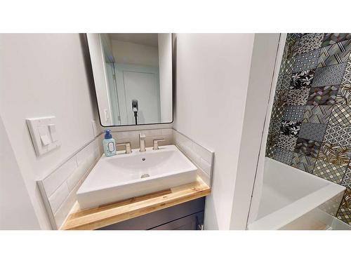 17 1 Street, White Sands, AB - Indoor Photo Showing Bathroom