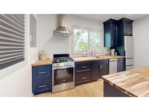 17 1 Street, White Sands, AB - Indoor Photo Showing Kitchen