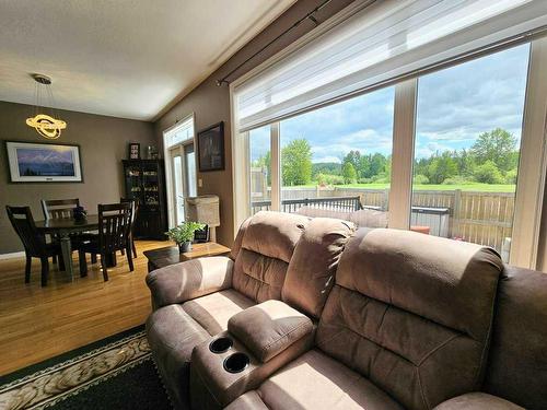 103-1600 Main Street Sw, Slave Lake, AB - Indoor Photo Showing Living Room