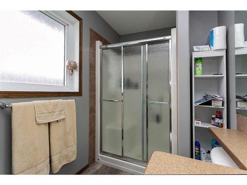 36 Hunter Road, Sylvan Lake, AB - Indoor Photo Showing Bathroom