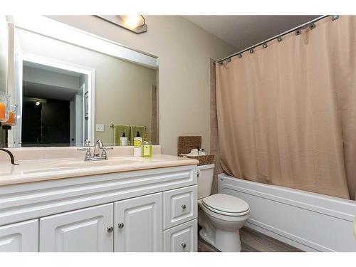 36 Hunter Road, Sylvan Lake, AB - Indoor Photo Showing Bathroom