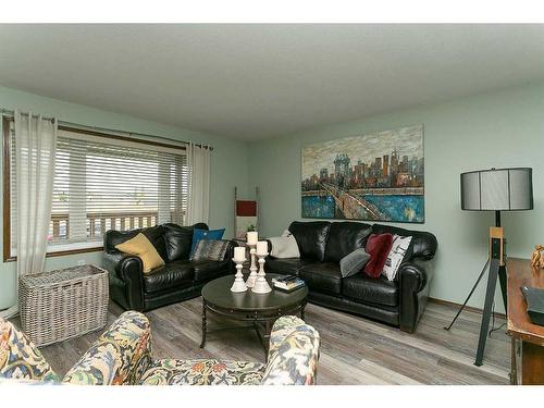 36 Hunter Road, Sylvan Lake, AB - Indoor Photo Showing Living Room