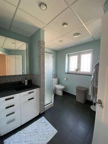 261062 Township Road 422, Rural Ponoka County, AB - Indoor Photo Showing Bathroom