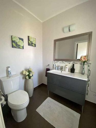 261062 Township Road 422, Rural Ponoka County, AB - Indoor Photo Showing Bathroom