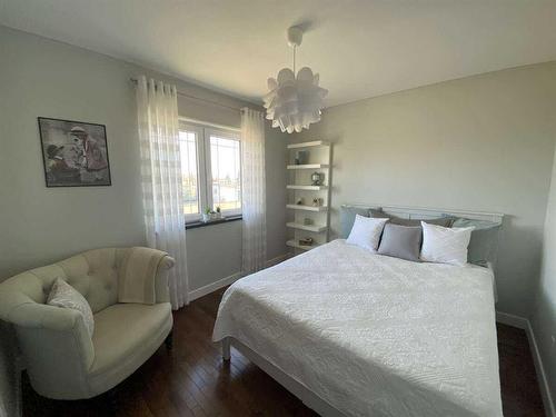 261062 Township Road 422, Rural Ponoka County, AB - Indoor Photo Showing Bedroom