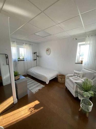 261062 Township Road 422, Rural Ponoka County, AB - Indoor Photo Showing Bedroom